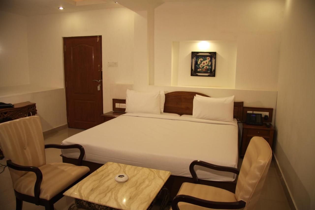 Hotel Rajadhani Thiruvananthapuram Exteriör bild